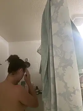 Snapshot of BratTezz chatting on April 6, 2026, 11:38 pm BratTezz online show from April 6, 2026, 11:38 pm