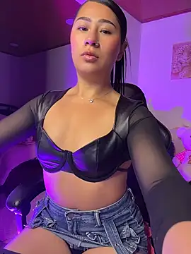 EvelynLeen  online show from April 13, 2026, 11:16 am