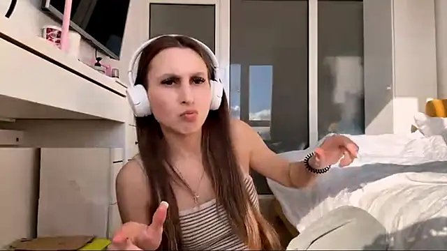 LynetteMerino online show from April 5, 2026, 1:19 pm