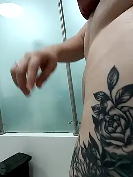 Miaesmeralda online show from April 15, 2026, 6:26 pm