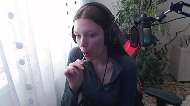 PunyKnee online show from April 16, 2026, 7:09 am