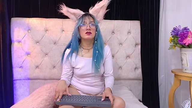 Snapshot of Zafiro_Kitsune chatting on June 3, 2026, 4:26 am Zafiro Kitsune online show from June 3, 2026, 4:26 am
