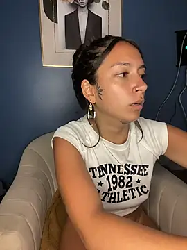 Snapshot of DulceLatinaxo chatting on April 28, 2026, 2:27 am DulceLatinaxo online show from April 28, 2026, 2:27 am