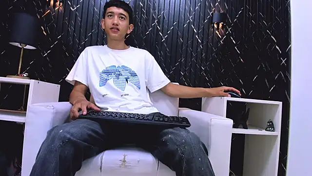 Snapshot of SmoothLatin_ chatting on April 7, 2026, 2:17 pm SmoothLatin online show from April 7, 2026, 2:17 pm