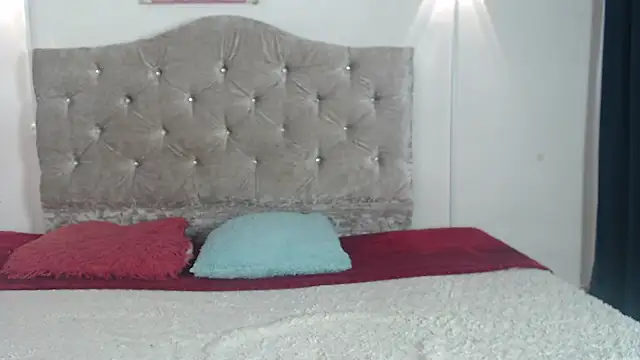 Snapshot of lunakisscs chatting on April 7, 2026, 9:15 pm lunakisscs online show from April 7, 2026, 9:15 pm