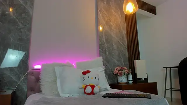 Scarlett Evanss  online show from April 9, 2026, 2:33 pm