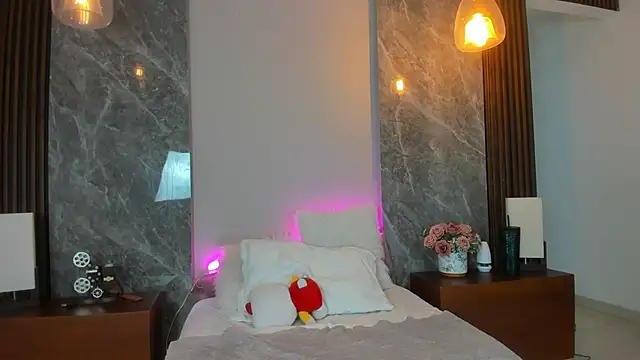 Scarlett Evanss  online show from April 13, 2026, 11:48 am