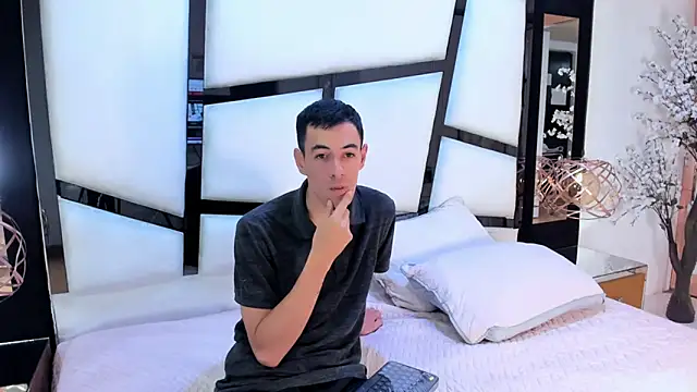 Lucie Mark online show from April 10, 2026, 12:54 pm