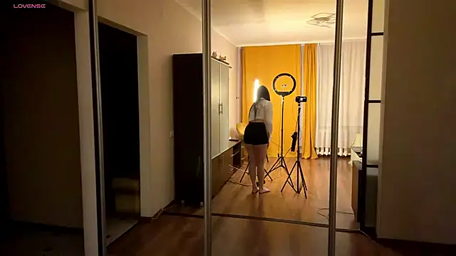 peachlunee online show from April 11, 2026, 3:22 am