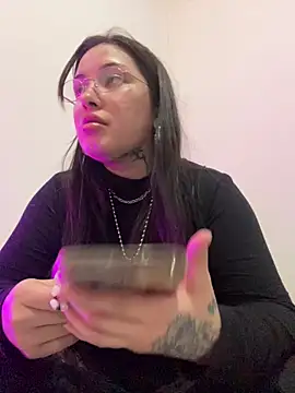 cherryxxox online show from April 29, 2026, 1:32 am