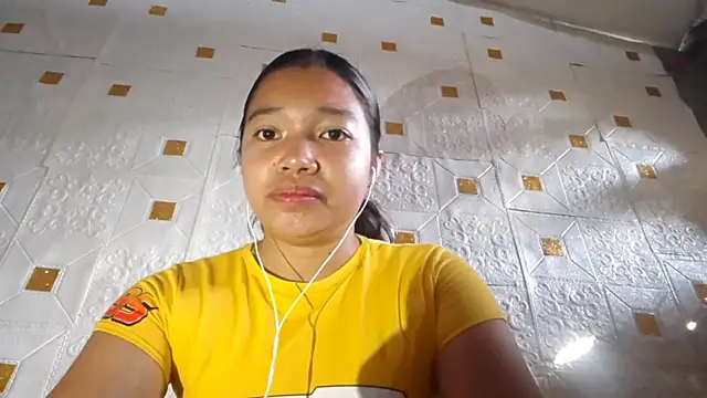 Snapshot of CecileLighty chatting on April 11, 2026, 12:04 am CecileLighty online show from April 11, 2026, 12:04 am