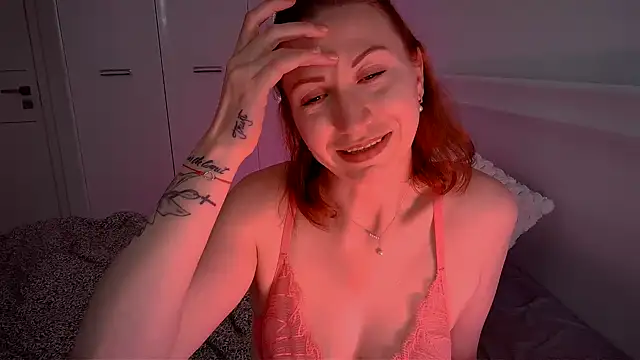 Snapshot of ElenaBrooks chatting on April 10, 2026, 2:44 pm ElenaBrooks online show from April 10, 2026, 2:44 pm