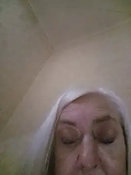 Julia20X online show from July 4, 2026, 9:21 pm