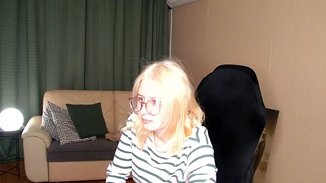 Lily Spark  online show from May 29, 2026, 1:36 am
