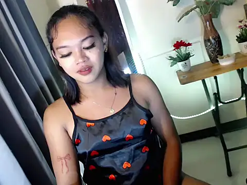 naomi scarlet online show from April 14, 2026, 4:24 pm