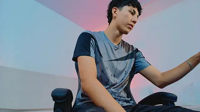 Valentino Rey online show from May 22, 2026, 12:22 pm