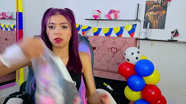 VelinaHoney online show from June 18, 2026, 12:42 pm