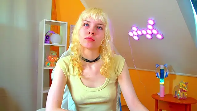 HannahHollis online show from June 7, 2026, 6:06 am