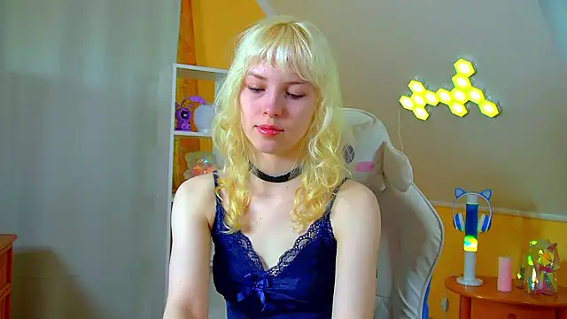 HannahHollis online show from June 24, 2026, 6:23 am