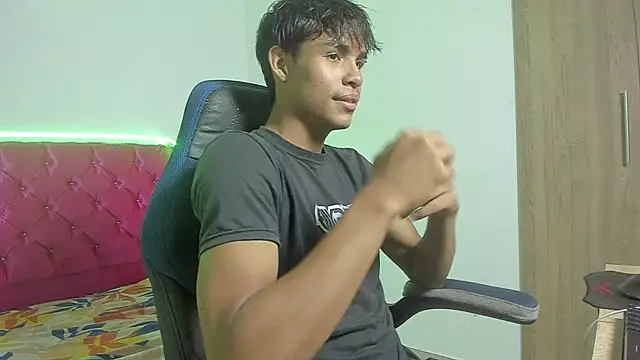 Snapshot of skinny_sam chatting on April 18, 2026, 2:48 am skinny sam online show from April 18, 2026, 2:48 am