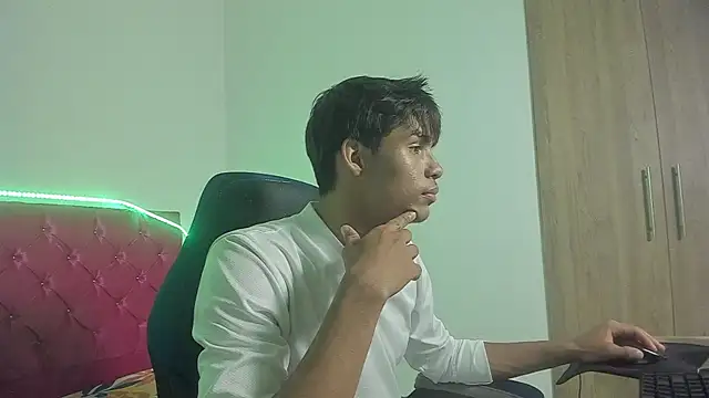 Snapshot of skinny_sam chatting on April 23, 2026, 4:14 am skinny sam online show from April 23, 2026, 4:14 am