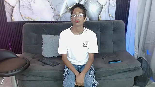 Snapshot of triiangel_latinboy chatting on April 11, 2026, 1:32 am triiangel latinboy online show from April 11, 2026, 1:32 am