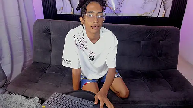 Snapshot of triiangel_latinboy chatting on May 25, 2026, 12:22 pm triiangel latinboy online show from May 25, 2026, 12:22 pm