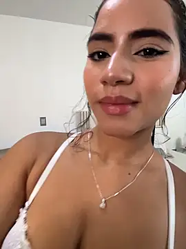 ZaraReyes online show from May 7, 2026, 12:10 pm