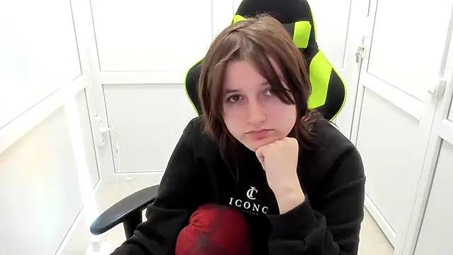 GoldenKiss online show from April 17, 2026, 6:49 am