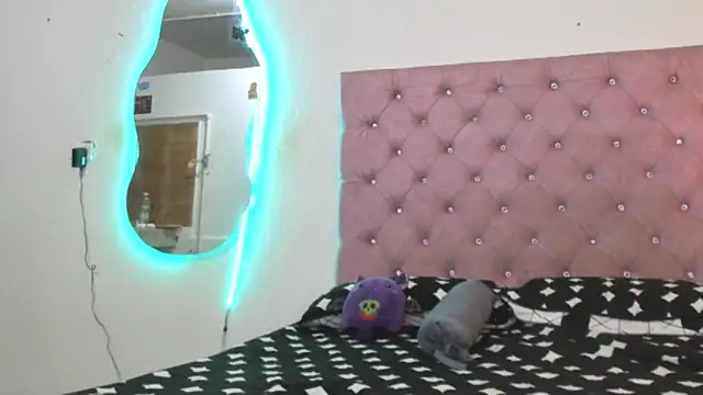 laurenlaine online show from May 23, 2026, 3:38 pm