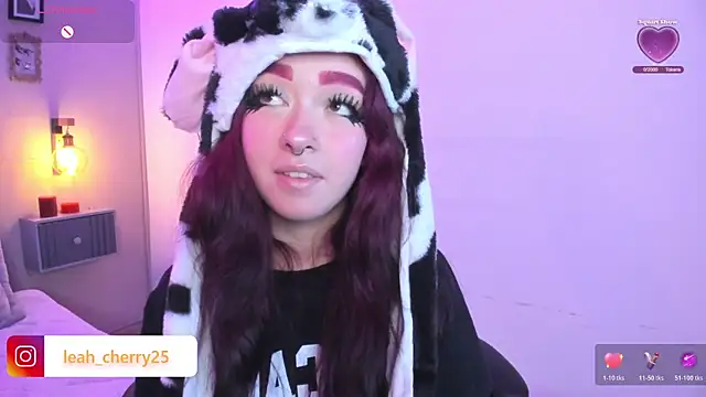 Snapshot of Leah_cherry chatting on May 20, 2026, 9:43 pm Leah cherry online show from May 20, 2026, 9:43 pm
