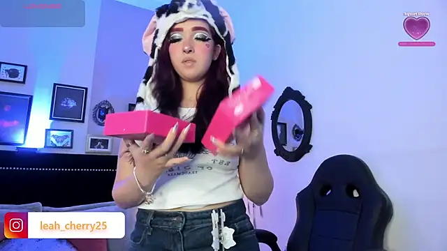 Snapshot of Leah_cherry chatting on May 22, 2026, 9:42 pm Leah cherry online show from May 22, 2026, 9:42 pm