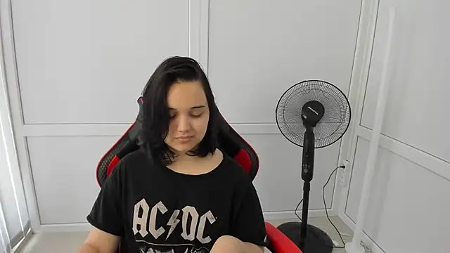 Snapshot of Caroline_cutte chatting on June 18, 2026, 6:46 am Caroline cutte online show from June 18, 2026, 6:46 am
