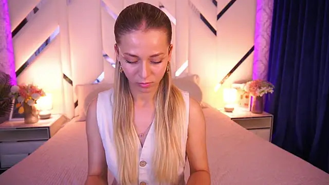 DoveLovee online show from May 25, 2026, 2:45 pm