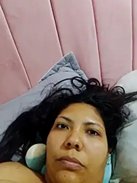 Snapshot of Izel_ chatting on May 3, 2026, 10:05 pm Izel online show from May 3, 2026, 10:05 pm