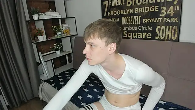TwinkWhite online show from May 19, 2026, 9:10 pm