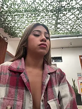 Kimmiebellarie online show from May 18, 2026, 1:06 pm