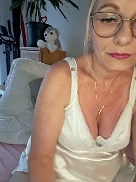 Snapshot of Blond_lady_czech chatting on July 1, 2026, 5:45 pm Blond lady czech online show from July 1, 2026, 5:45 pm