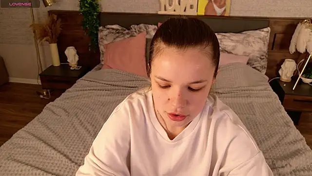 KimEvanss online show from May 9, 2026, 5:12 am