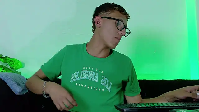 Snapshot of Damian_nix chatting on April 14, 2026, 5:24 am Damian nix online show from April 14, 2026, 5:24 am