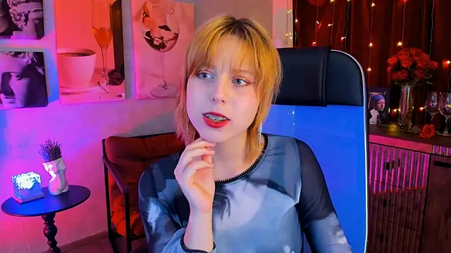 Snapshot of VivienneHebert chatting on April 19, 2026, 9:52 am VivienneHebert online show from April 19, 2026, 9:52 am