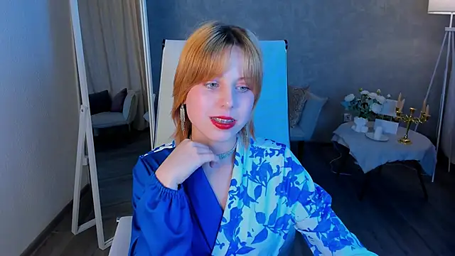 Snapshot of VivienneHebert chatting on April 25, 2026, 1:41 pm VivienneHebert online show from April 25, 2026, 1:41 pm