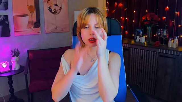 Snapshot of VivienneHebert chatting on May 7, 2026, 9:47 am VivienneHebert online show from May 7, 2026, 9:47 am