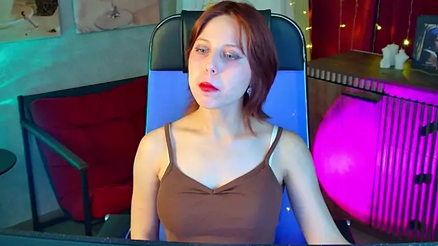 Snapshot of VivienneHebert chatting on May 17, 2026, 6:55 am VivienneHebert online show from May 17, 2026, 6:55 am