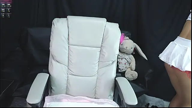 Mia--11 online show from May 30, 2026, 6:38 pm