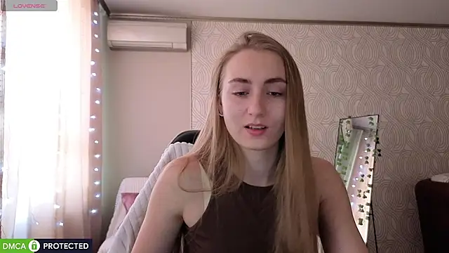 Snapshot of Your_Emily25 chatting on July 10, 2026, 1:10 am Your Emily25 online show from July 10, 2026, 1:10 am