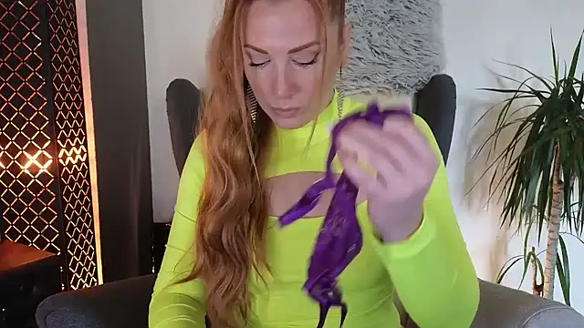 Snapshot of Sharon_Red chatting on October 31, 2025, 11:33 am Sharon Red online show from October 31, 2025, 11:33 am