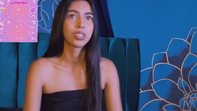 Mia Gloww  online show from April 29, 2026, 8:15 pm
