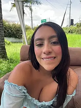JuliettaGmz online show from June 6, 2026, 5:17 pm