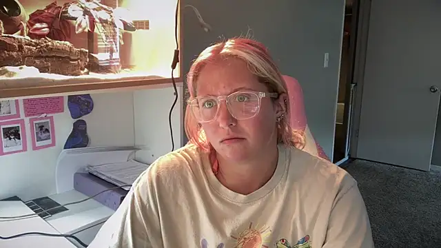 MUSCLEMOMMY1365 online show from May 12, 2026, 3:53 pm